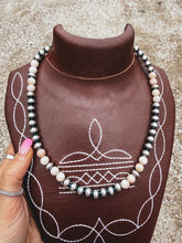 Load image into Gallery viewer, Prairie Pink Conch Necklace
