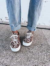 Load image into Gallery viewer, Ariat Skylar Shoe (Speckled Cow)
