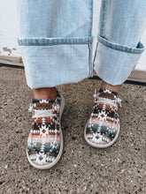 Load image into Gallery viewer, Ariat Hilo (Natural Southwest)
