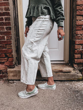 Load image into Gallery viewer, Azari Barrel Jeans (Pistachio)
