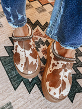 Load image into Gallery viewer, Cow Trailin&#39; Slippers
