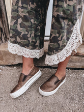 Load image into Gallery viewer, Renegade Camo Pants

