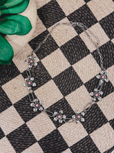 Load image into Gallery viewer, Flower Necklace (Pink)
