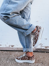 Load image into Gallery viewer, Ariat Skylar Shoe (Speckled Cow)
