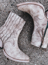 Load image into Gallery viewer, Ariat Jade Boot (Distressed Crema Croc)
